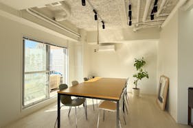 【表参道駅7分】各種展示会や撮影に最適な自然光が豊かな白壁内装が特徴のテラス付きスペース