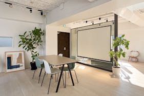 【表参道駅7分】各種展示会や撮影に最適な自然光が豊かな白壁内装が特徴のテラス付きスペース