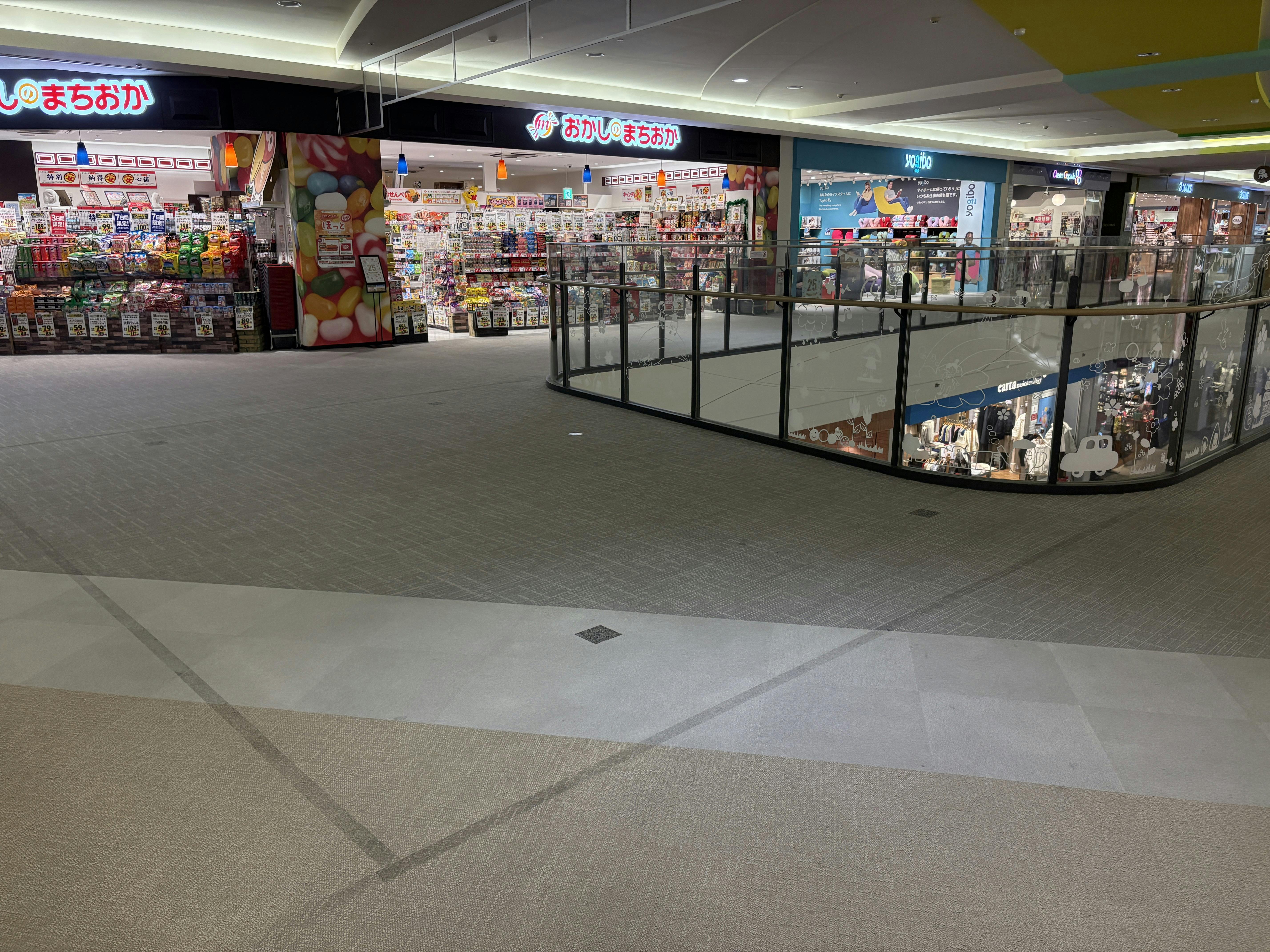 【イオンモール岡崎】イーストアベニュー3F　おかしのまちおか前吹抜け（フードコート側)の画像