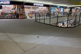 【イオンモール岡崎】イーストアベニュー3F おかしのまちおか前吹抜け(フードコート側)