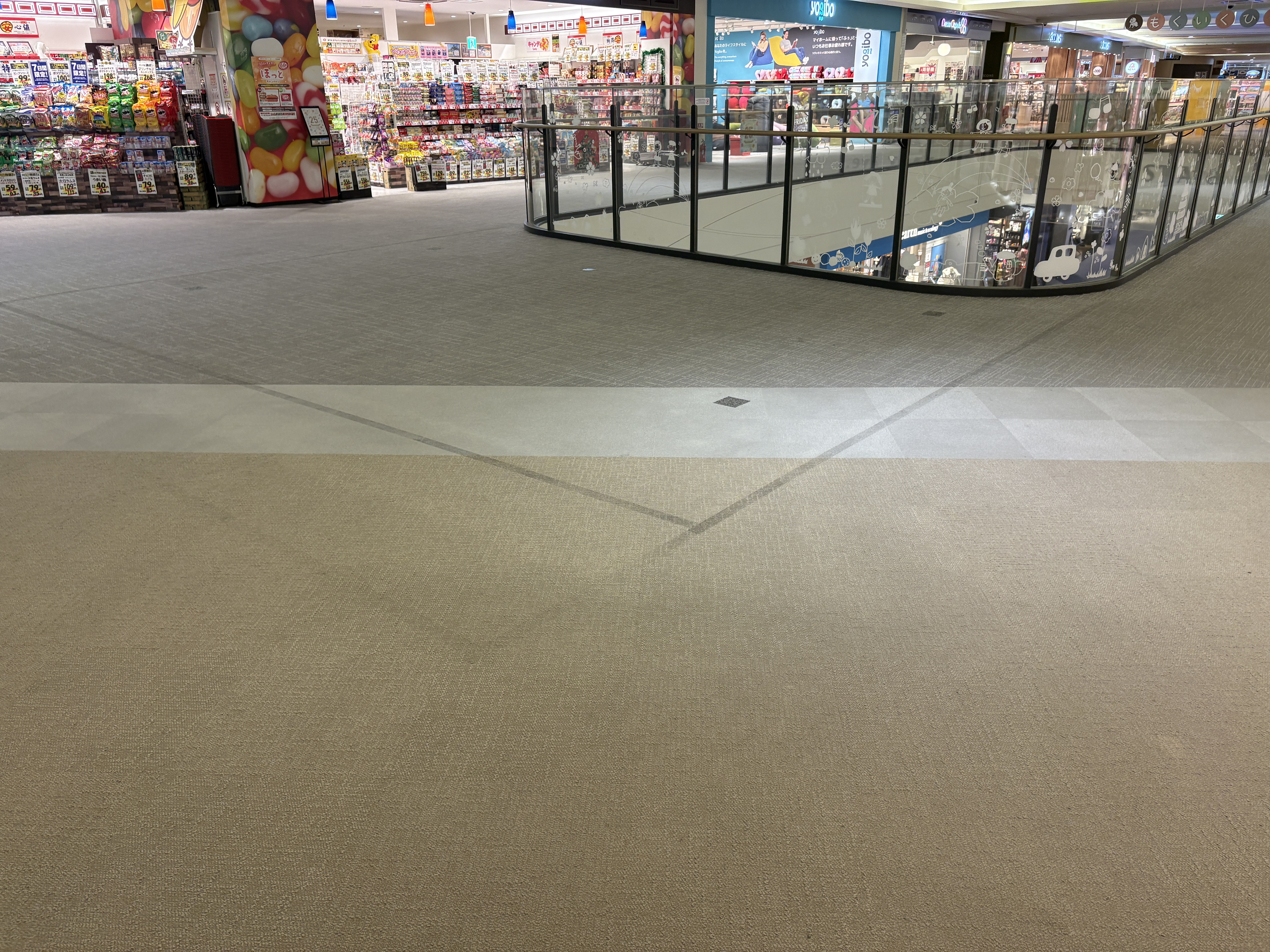 【イオンモール岡崎】イーストアベニュー3F　おかしのまちおか前吹抜け（フードコート側)