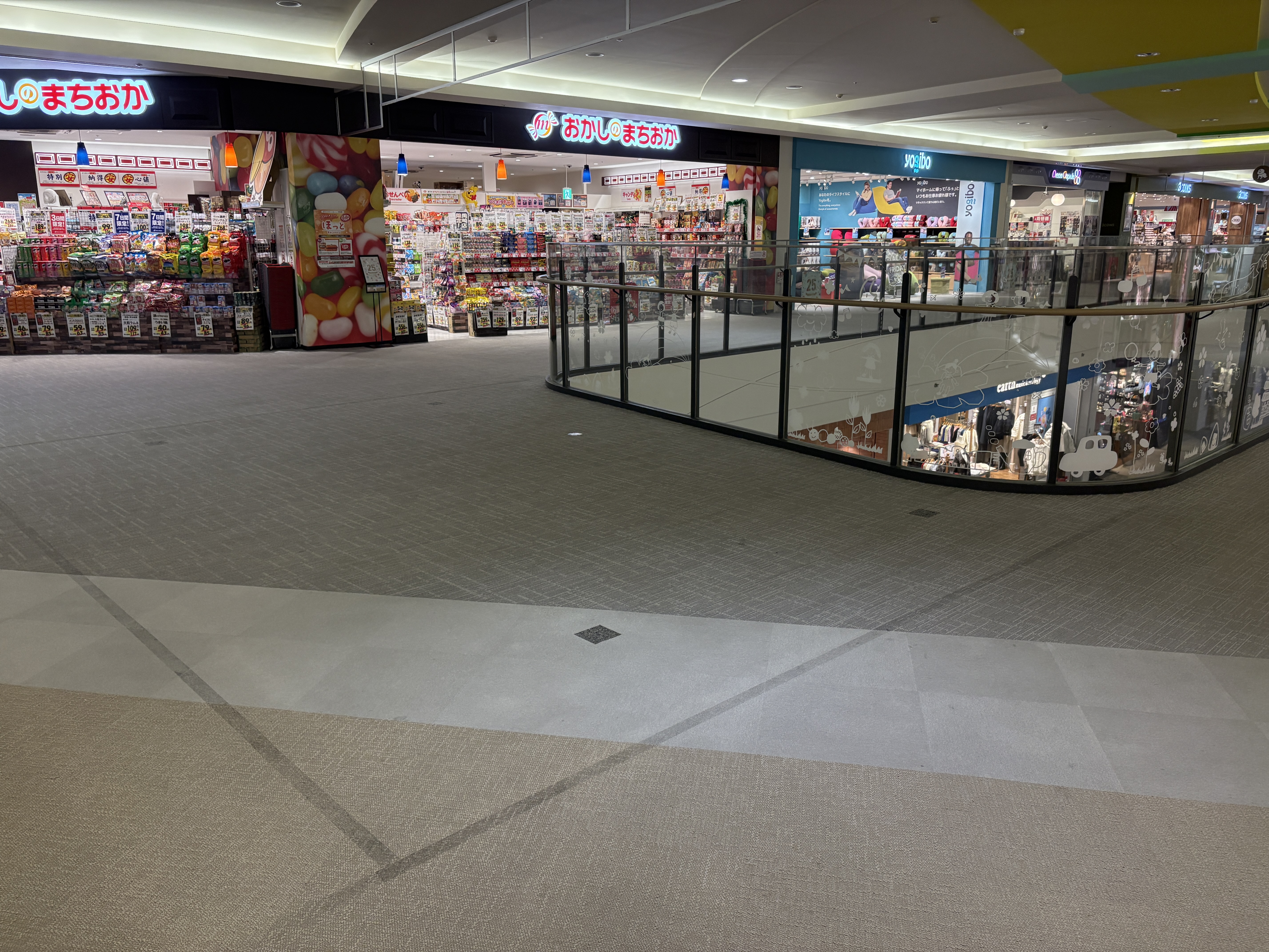 【イオンモール岡崎】イーストアベニュー3F　おかしのまちおか前吹抜け（フードコート側)