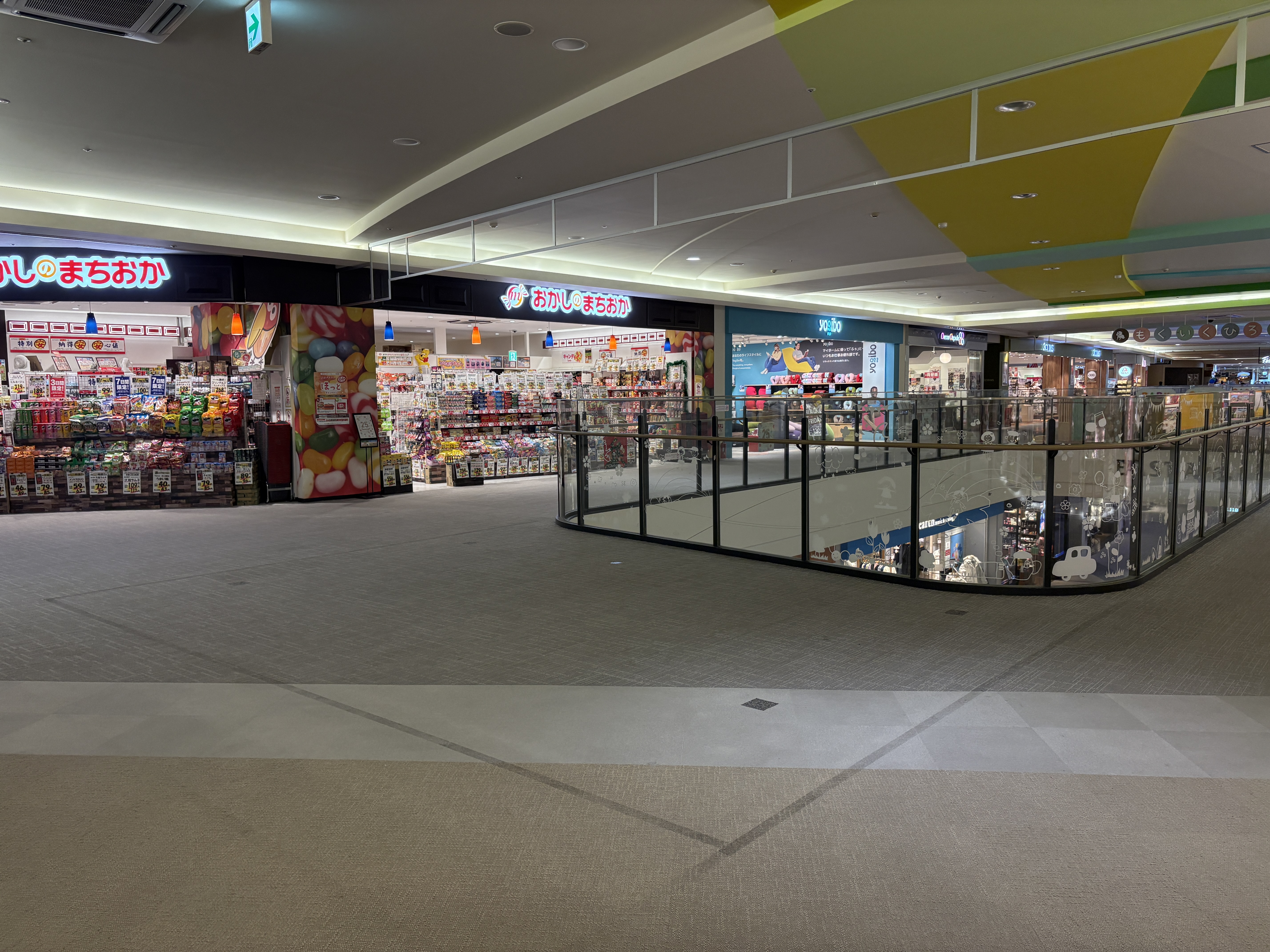 【イオンモール岡崎】イーストアベニュー3F　おかしのまちおか前吹抜け（フードコート側)