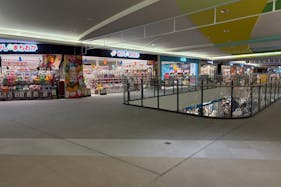 【イオンモール岡崎】イーストアベニュー3F おかしのまちおか前吹抜け(フードコート側)