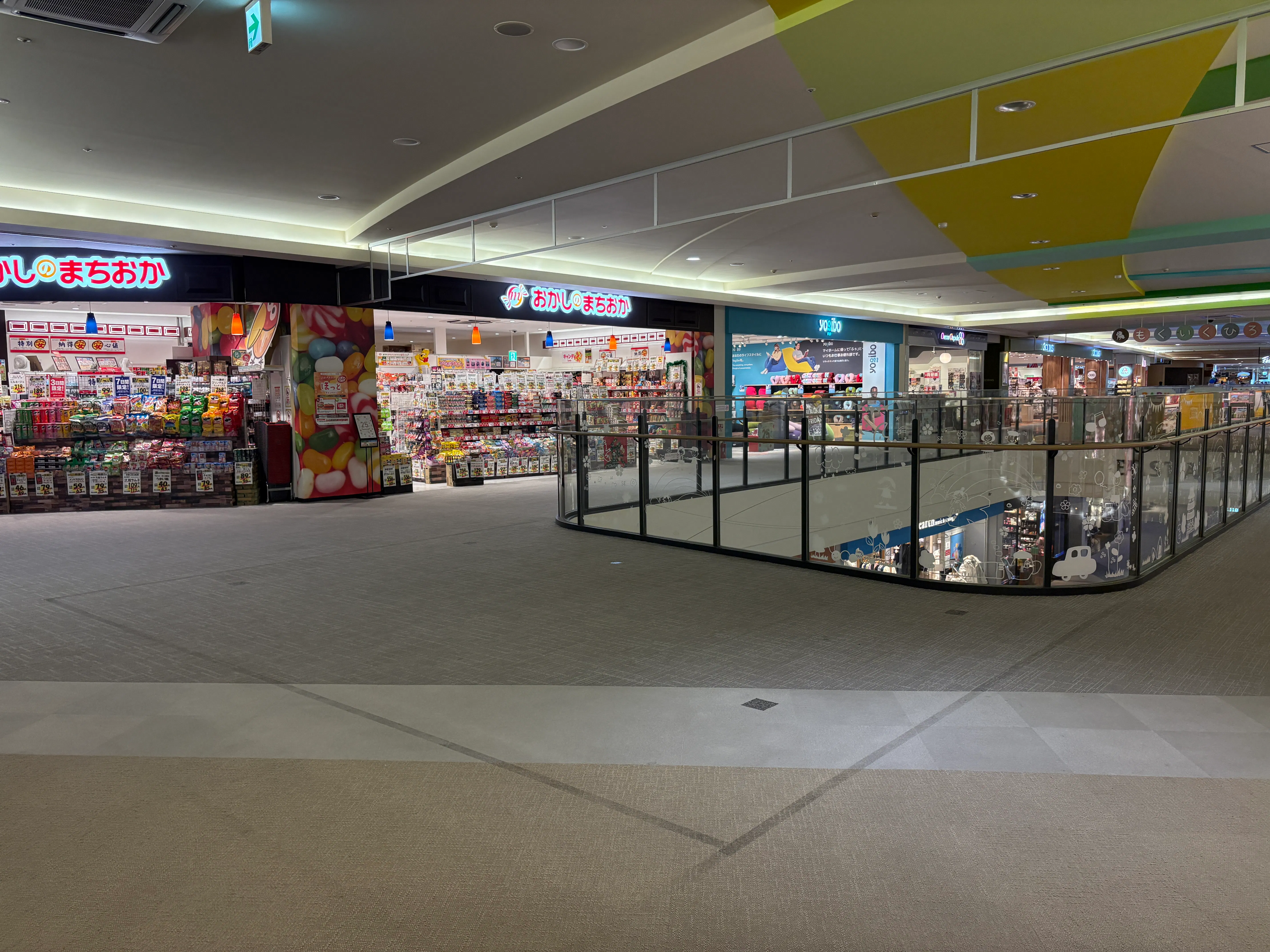 【イオンモール岡崎】イーストアベニュー3F　おかしのまちおか前吹抜け（フードコート側)