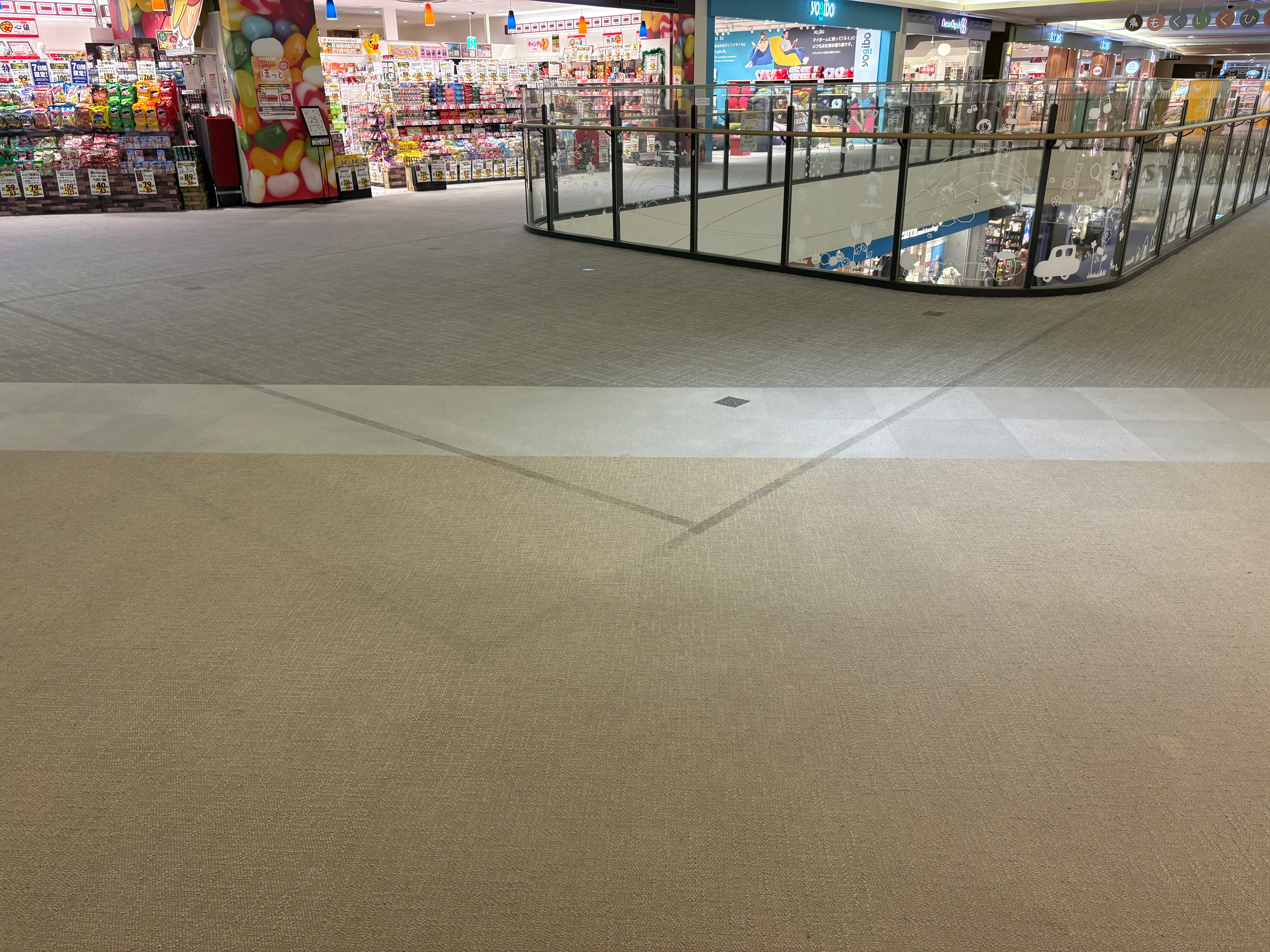 【イオンモール岡崎】イーストアベニュー3F おかしのまちおか前吹抜け(フードコート側)