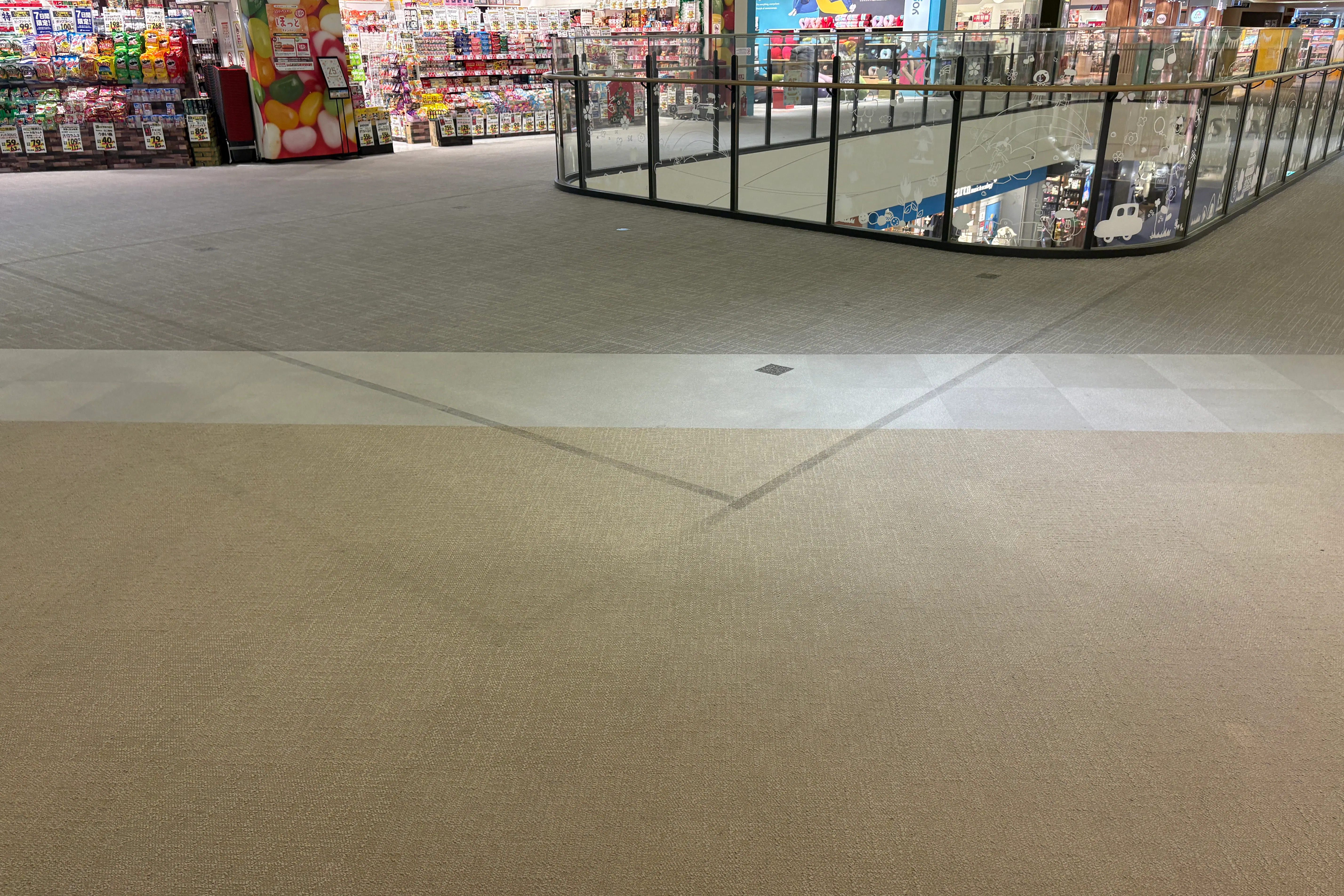 【イオンモール岡崎】イーストアベニュー3F おかしのまちおか前吹抜け(フードコート側)