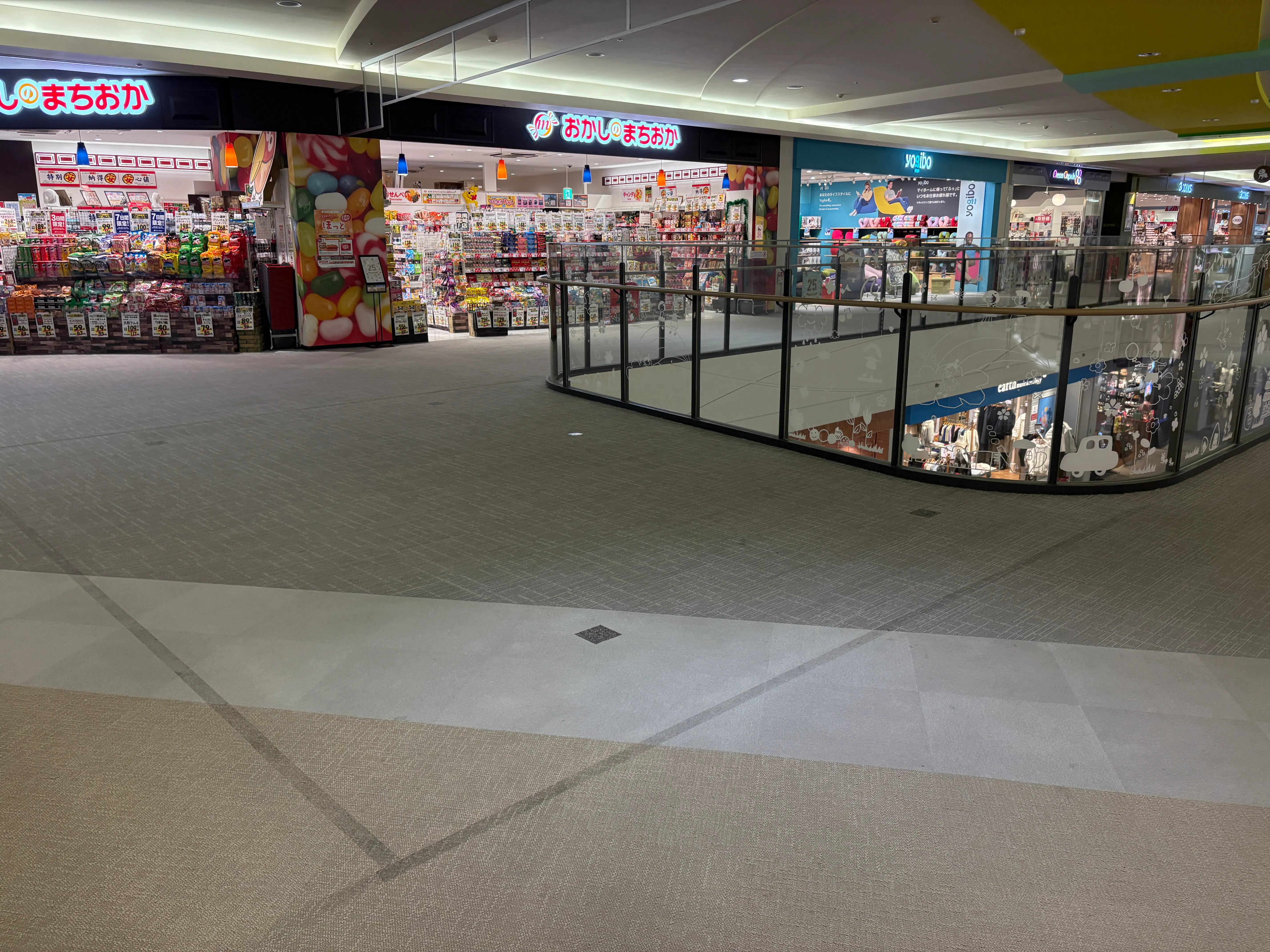 【イオンモール岡崎】イーストアベニュー3F　おかしのまちおか前吹抜け（フードコート側)の画像