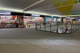 【イオンモール岡崎】イーストアベニュー3F おかしのまちおか前吹抜け(フードコート側)