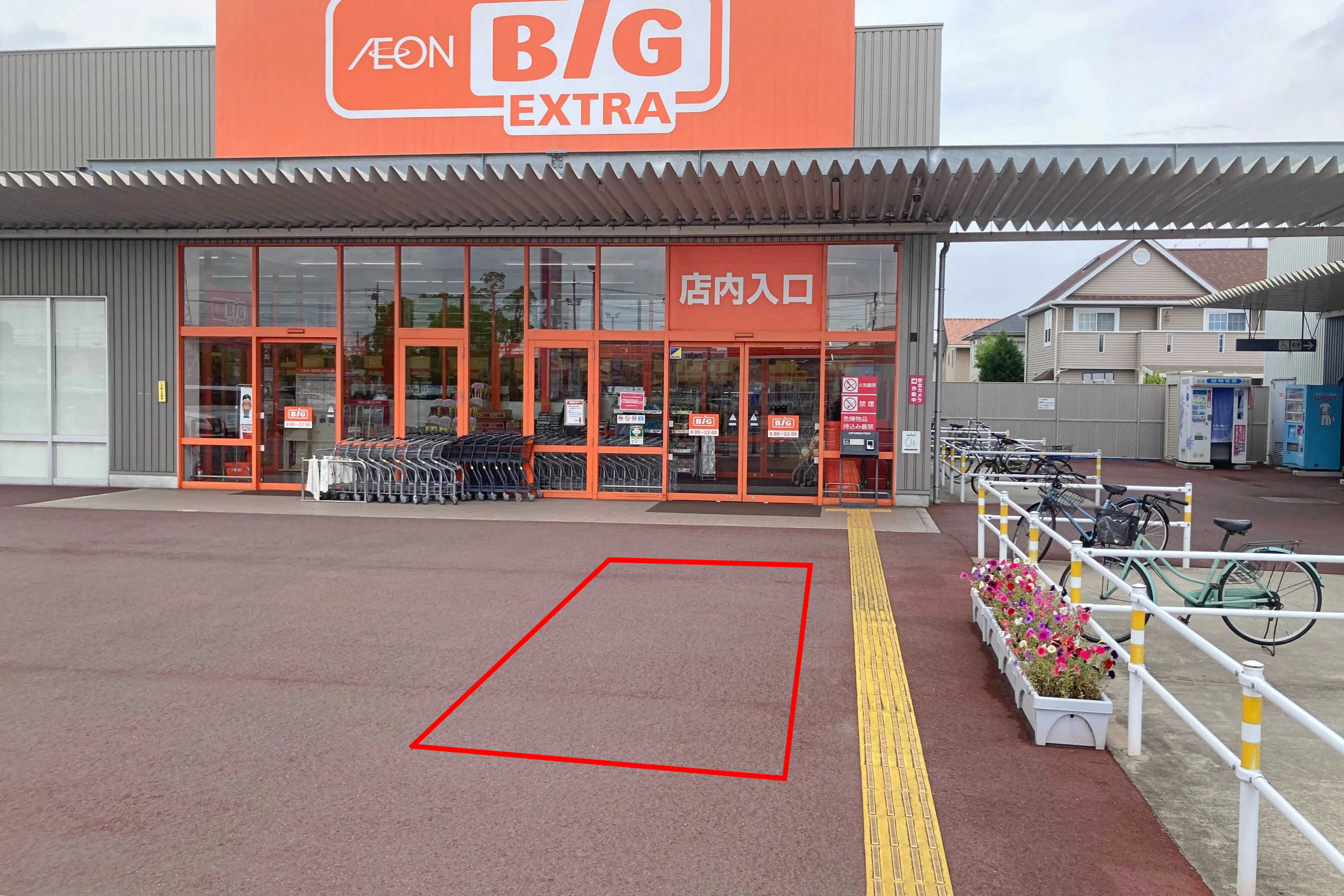 【イオンタウン鈴鹿玉垣】プロモーションイベントやキッチンカー、物販イベントに最適なザ・ビッグ生活用品売り場入口前にある屋外スペース