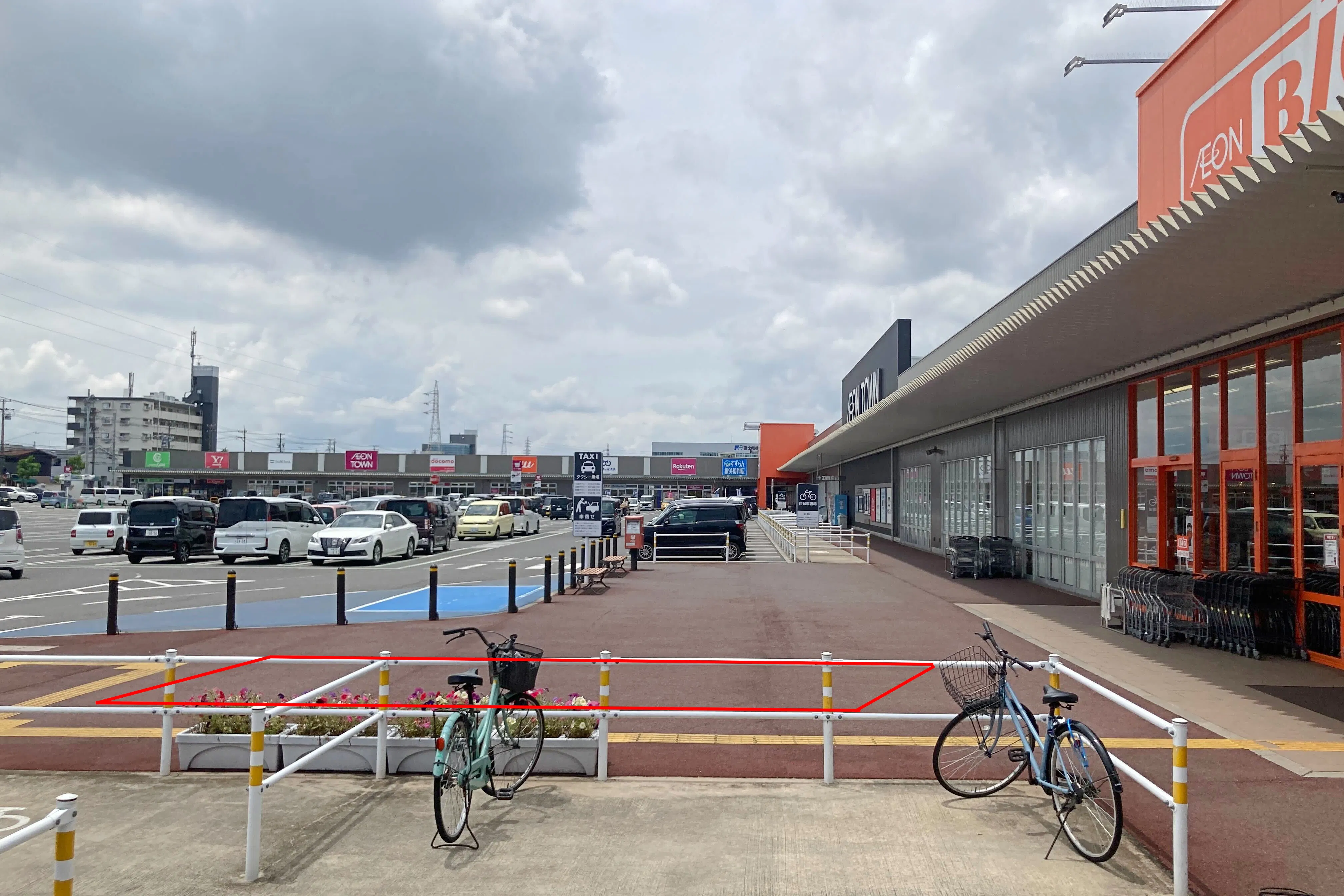 【イオンタウン鈴鹿玉垣】プロモーションイベントやキッチンカー、物販イベントに最適なザ・ビッグ生活用品売り場入口前にある屋外スペース