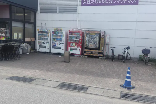 【メガセンタートライアル南アルプス店】【トライアル★キャンペーン実施中!】キッチンカーや食物販に利用可能な東口屋外スペース