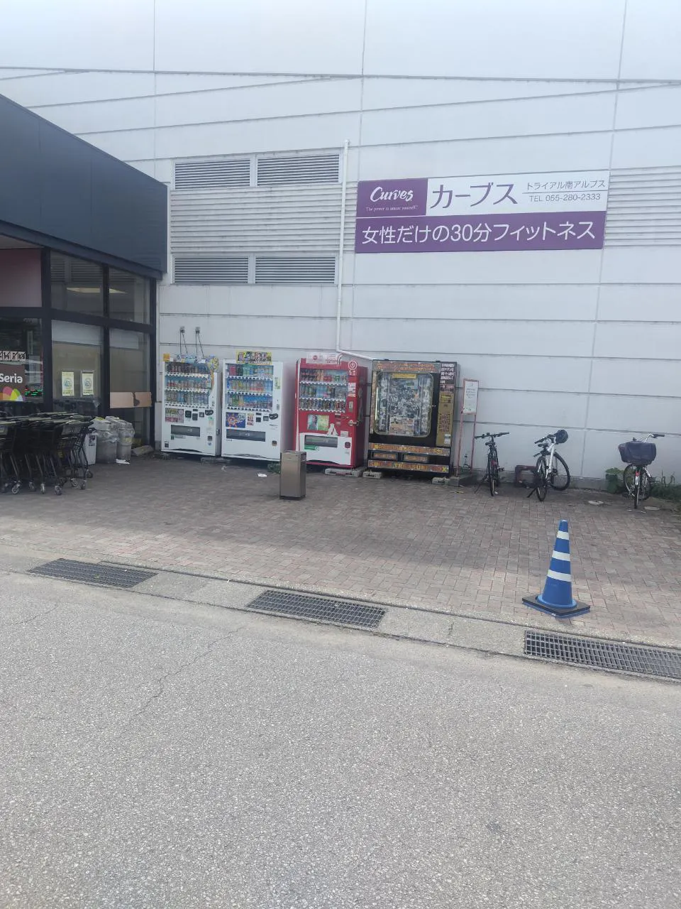 【メガセンタートライアル南アルプス店】【トライアル★キャンペーン実施中！】キッチンカーや食物販に利用可能な東口屋外スペース