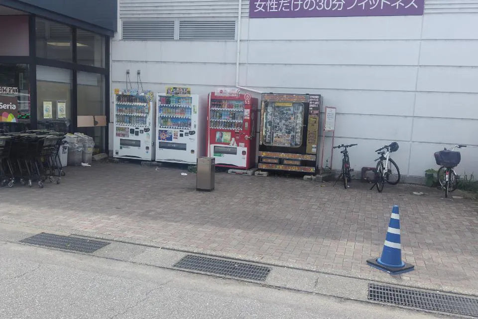 【スーパーセンタートライアル南アルプス店】【トライアル★キャンペーン実施中!】キッチンカーや食物販に利用可能な東口屋外スペース