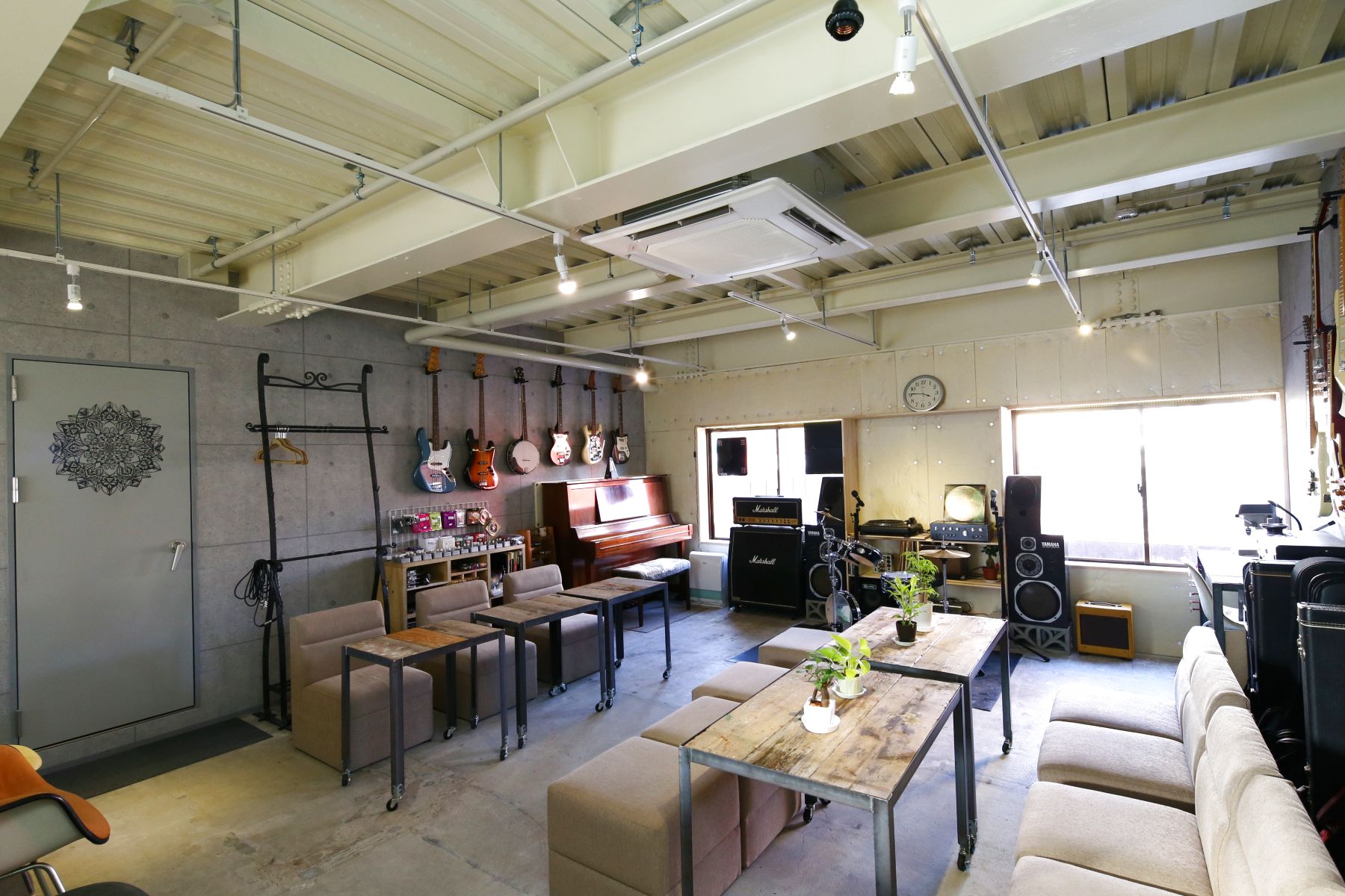 【高槻市宮野町】音楽イベントからワークショップまで、多目的に活用できるモダンデザインのイベントスペース