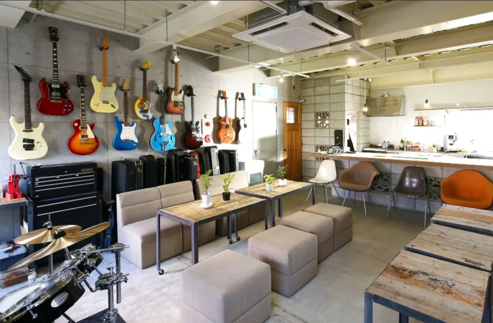 【高槻市宮野町】音楽イベントからワークショップまで、多目的に活用できるモダンデザインのイベントスペース