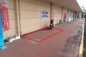 【フードマーケットマム山梨店】駐車場(2台分) 販促プロモーションや物販に最適なスーパー屋外催事イベントスペース