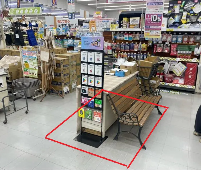 【ホームワイド竹田店（大分県）】店内　サービスカウンター前（レジ後方）催事スペース