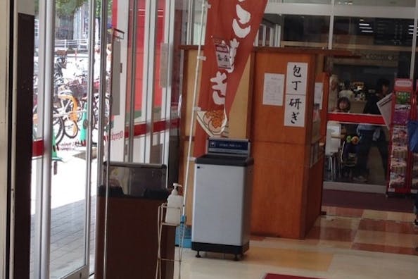 【オリンピック 東戸塚店】プロモーションに利用可能な風除室スペース