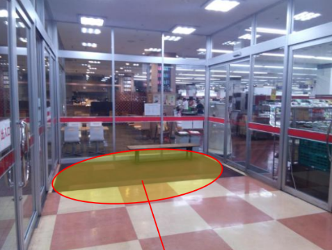 【オリンピック東戸塚店】プロモーションに最適な1F正面出入口風除室スペース