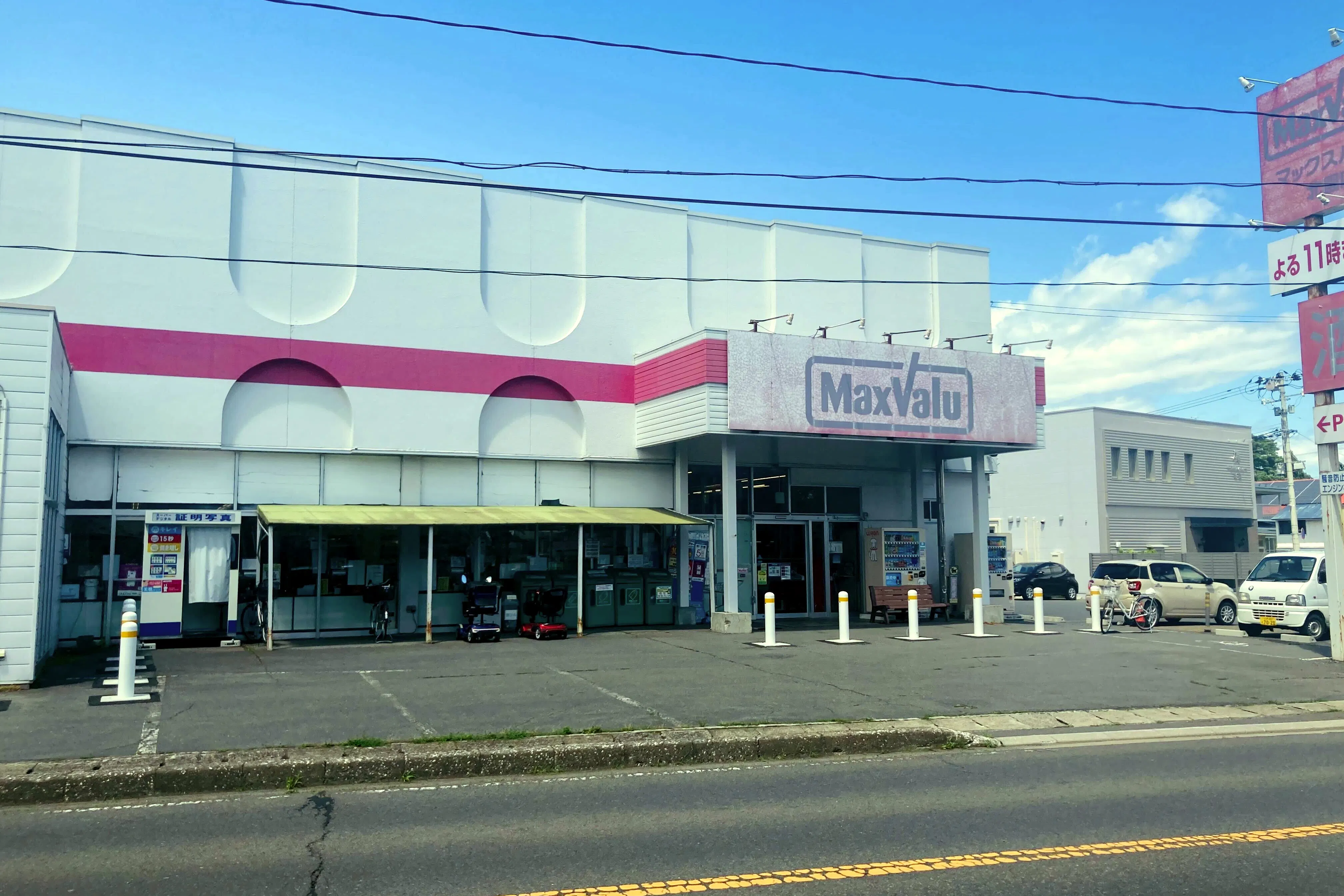 【マックスバリュ北園店】各種プロモーションイベントに最適な店舗内イートインスペース横のイベントスペース