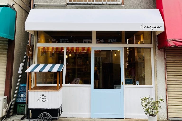 1階部分を正面から見たところ。中はカフェになっており、月曜日〜土曜日はカフェ営業をしています。