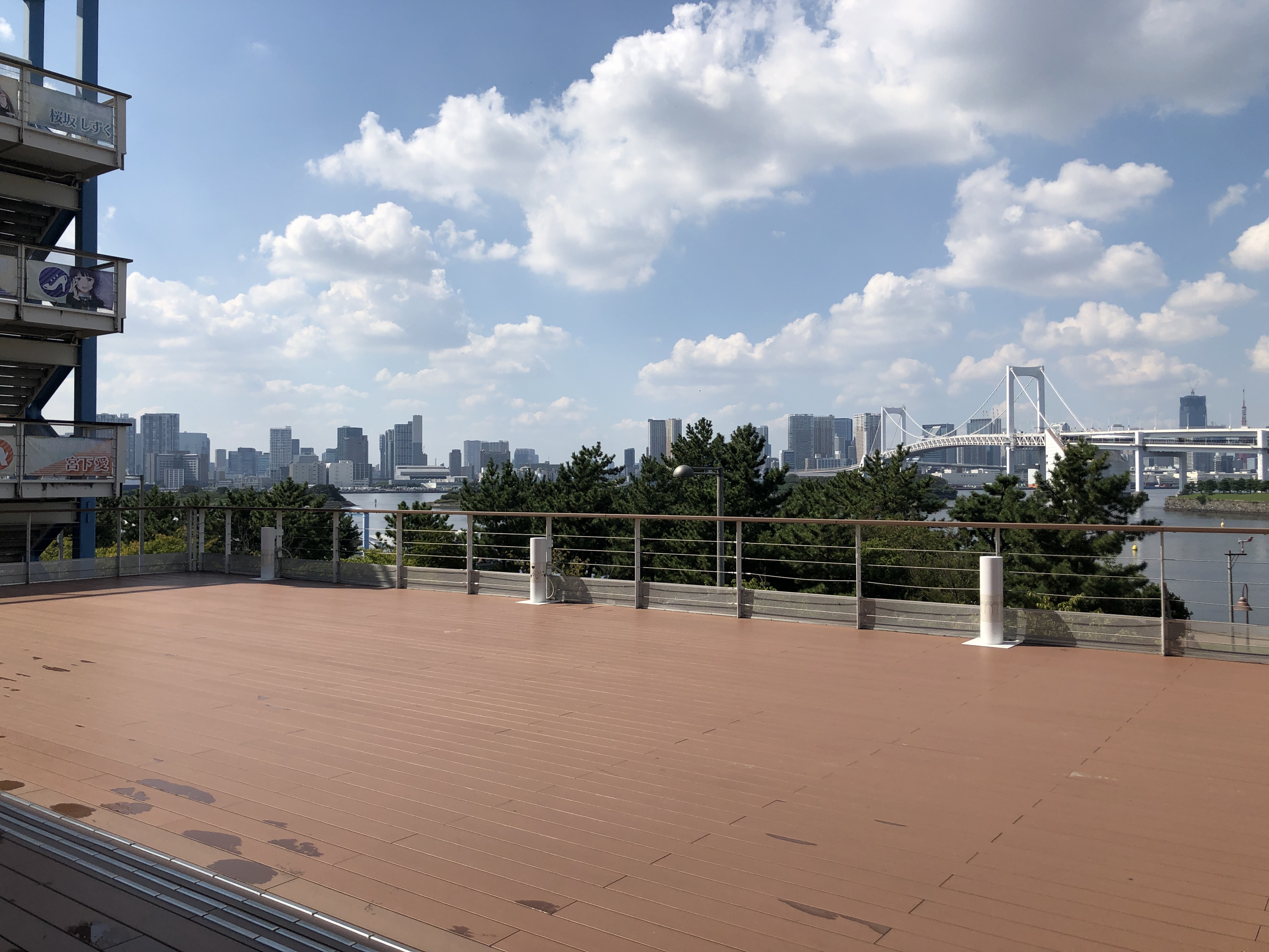 【デックス東京ビーチ】「シーサイドデッキ(シーサイド広場前)」音楽イベントやプロモーションなどに利用可能な、憩いと賑わいで溢れる屋外イベントスペース