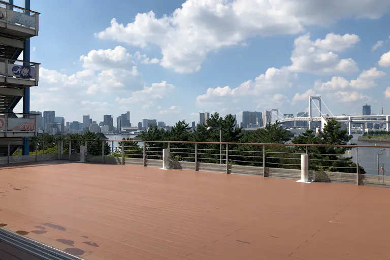 【デックス東京ビーチ】「シーサイドデッキ(シーサイド広場前)」音楽イベントやプロモーションなどに利用可能な、憩いと賑わいで溢れる屋外イベントスペースの画像1