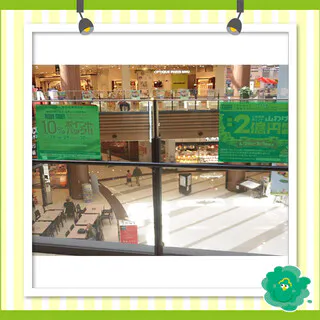 【イオンモール多摩平の森】モール内広告 吹き抜けガラスの画像