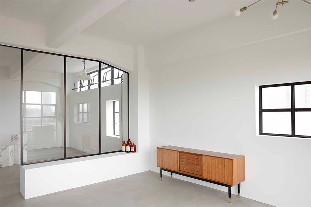 【浅草駅13分】展示会や撮影に最適な、開放感のある白壁・自然光が入る撮影スタジオ