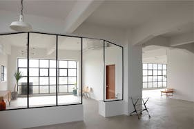 【浅草駅13分】展示会や撮影に最適な、開放感のある白壁・自然光が入る撮影スタジオ