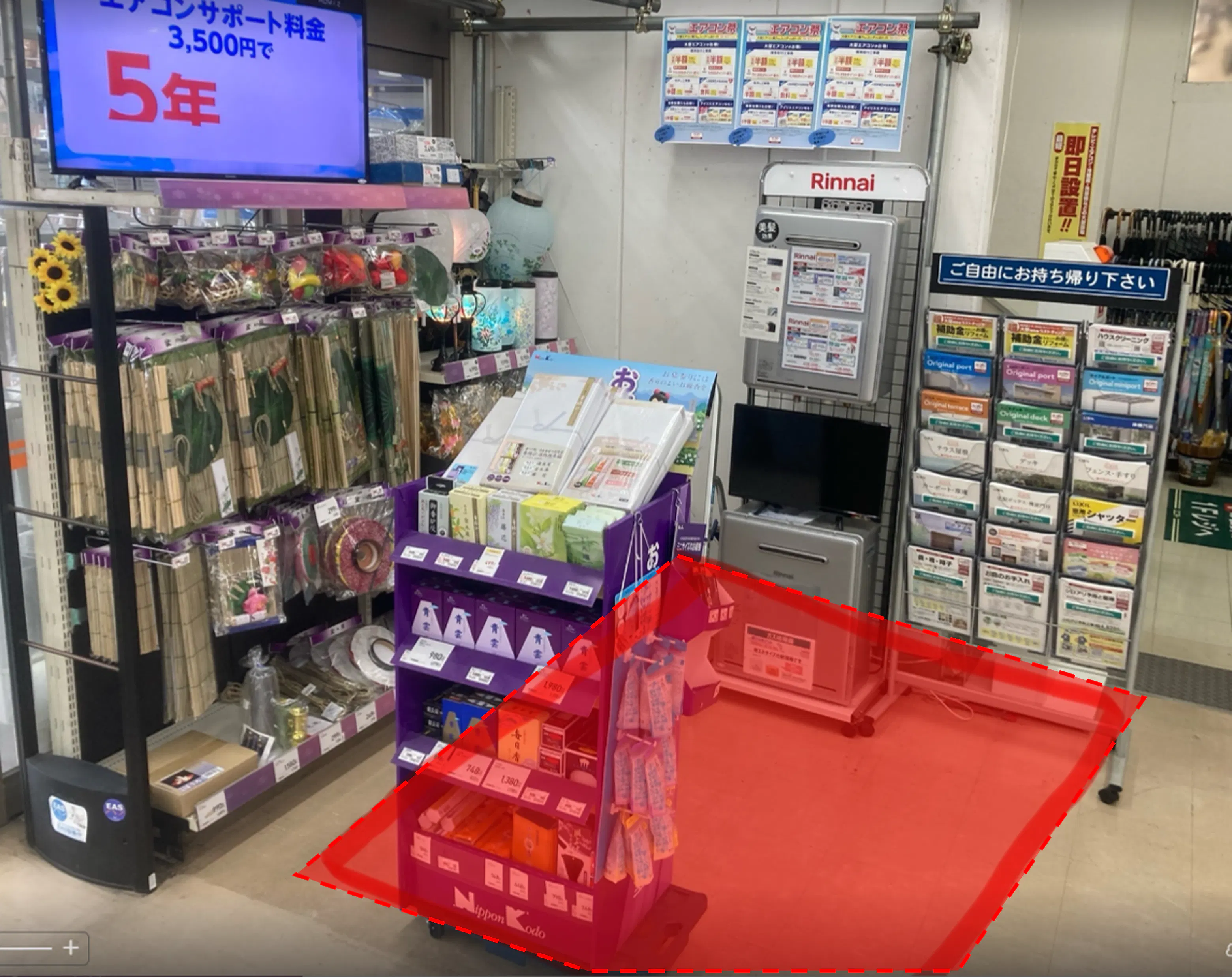 【ユニディ草加新栄町店】1階入口付近　物販やプロモーションに最適なホームセンター内入口付近の催事イベントスペース