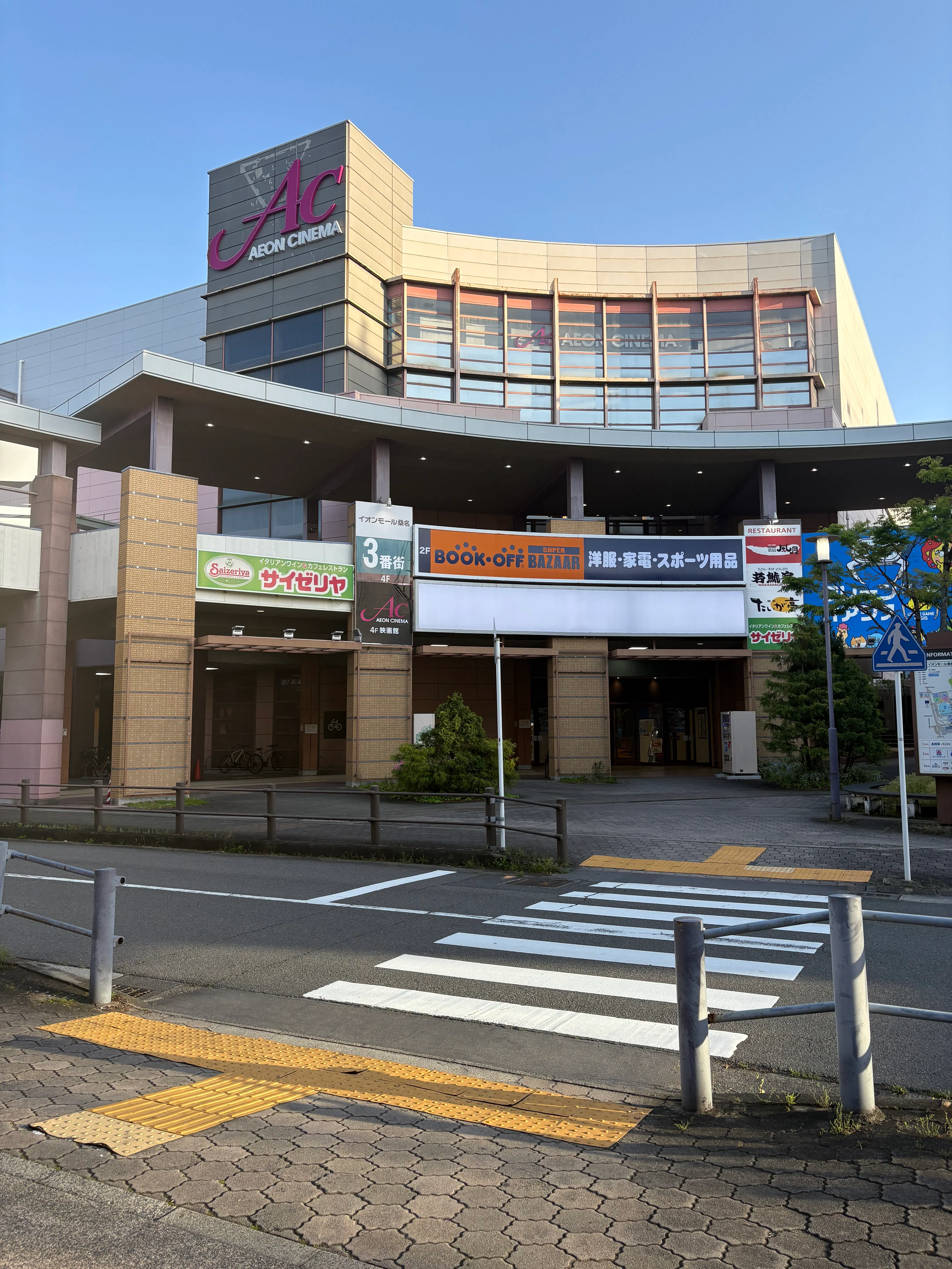 【イオンモール桑名*】3番街1階正面入り口外