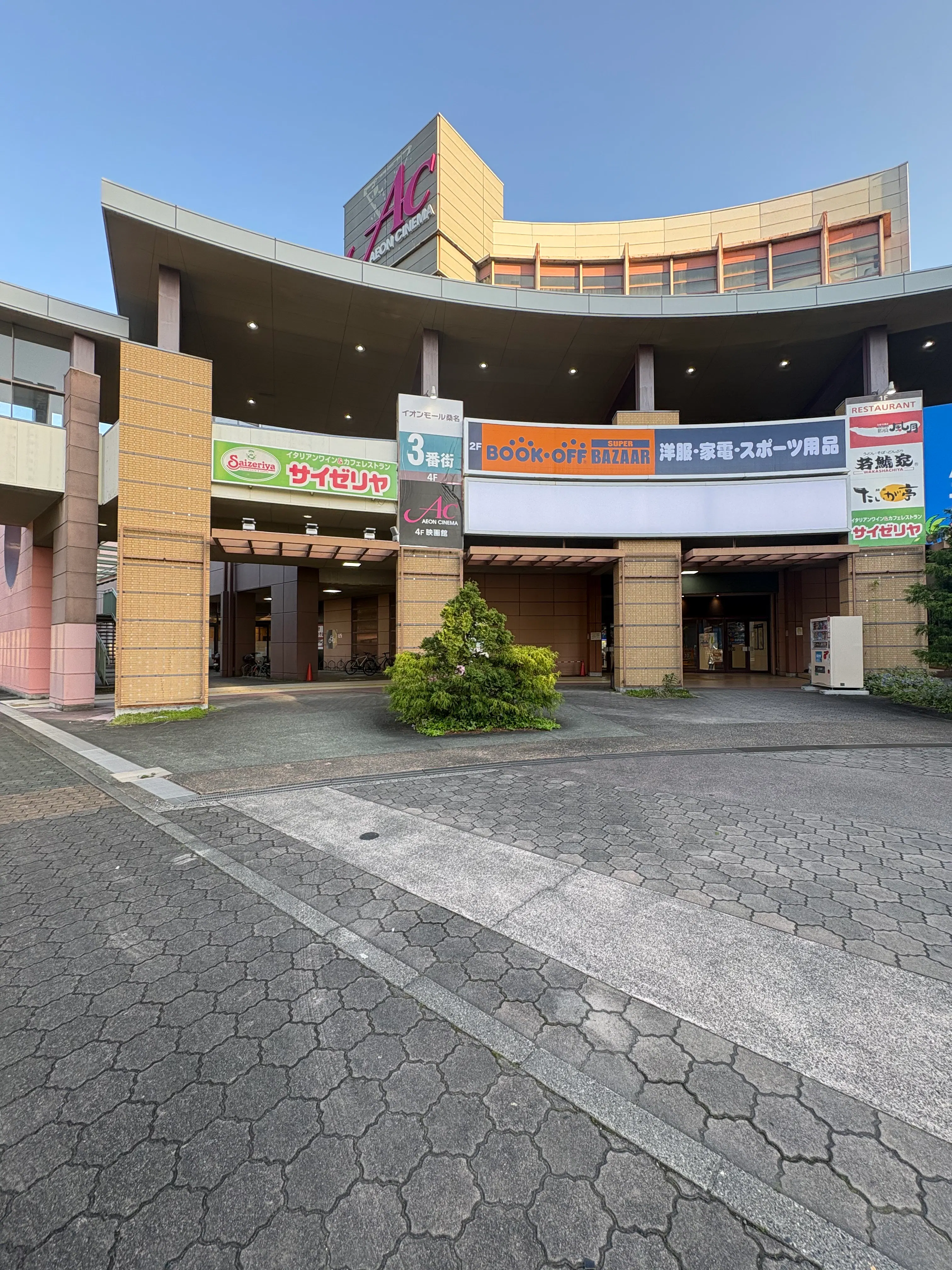 【イオンモール桑名*】3番街１階正面入り口外