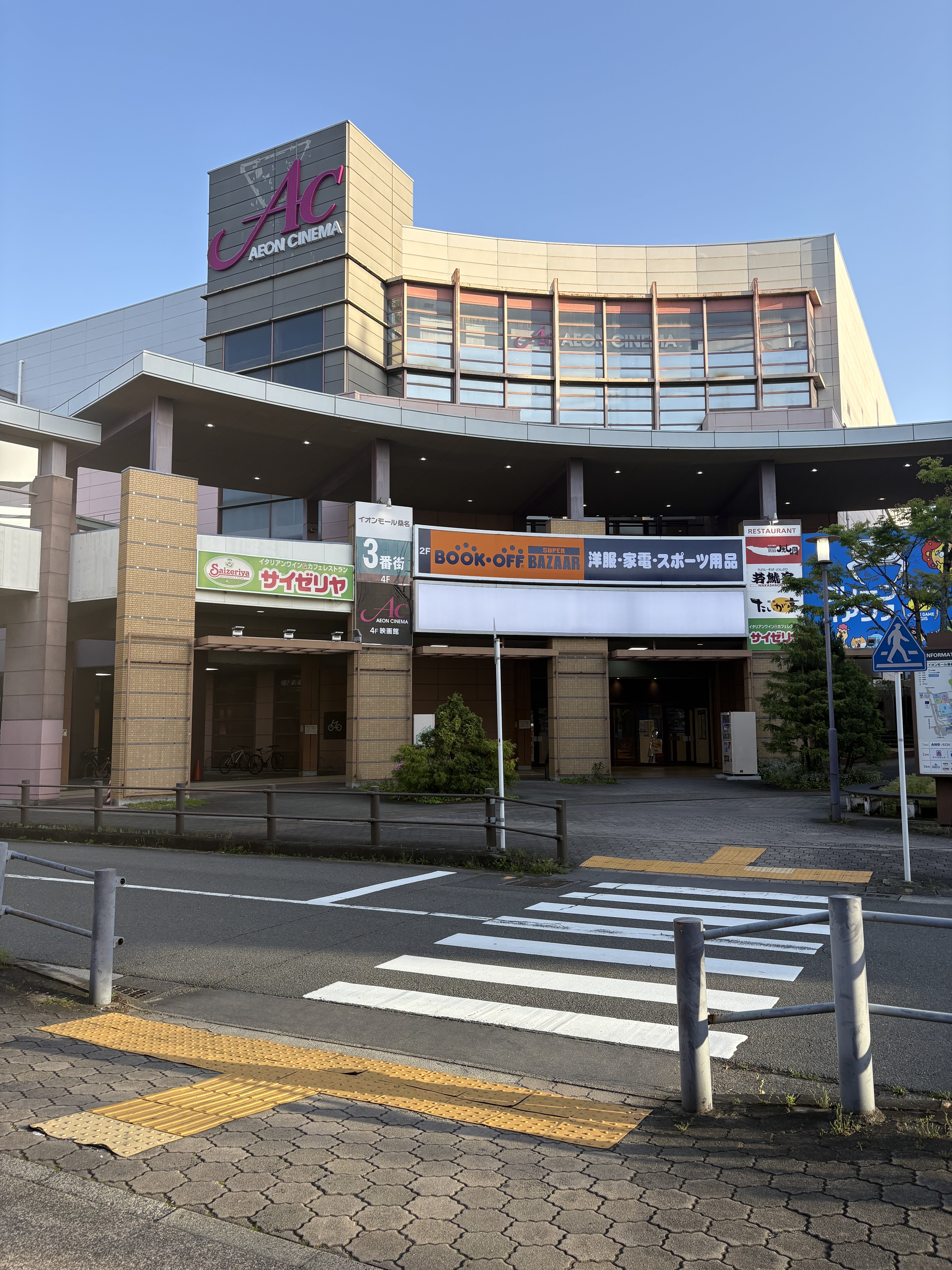 【イオンモール桑名*】3番街１階正面入り口外