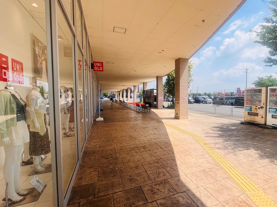 【イオンタウン鈴鹿】販促プロモーションや食物販に最適な駐車場付近のユニクロ前屋外イベントスペース