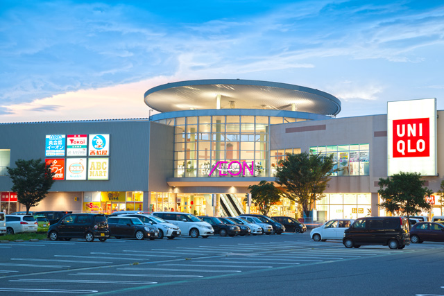 【イオンタウン鈴鹿】販促プロモーションや食物販に最適な駐車場付近のユニクロ前屋外イベントスペース