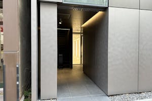 【銀座一丁目駅1分/銀座駅6分/有楽町駅5分】銀座並木通りの路面に新しく誕生した、白を基調とした洗練のプライベート空間|大切なブランドの魅力を静かに引き立てます