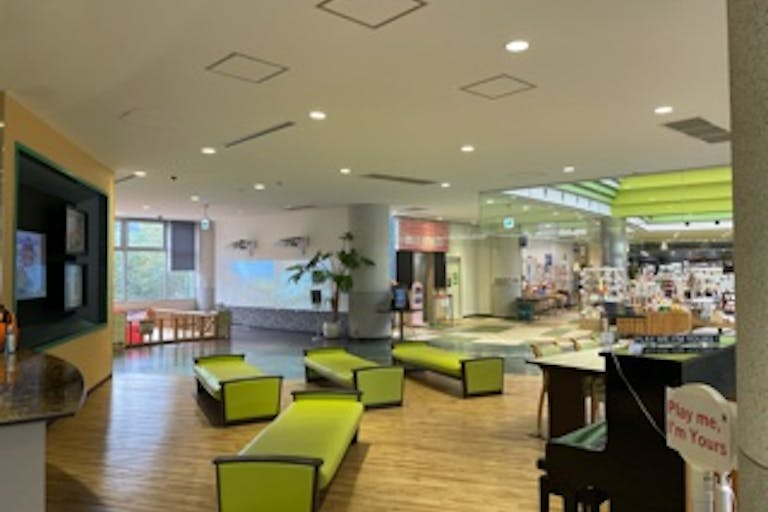 【吉野川ハイウェイオアシス】サービスエリア付近に位置するサンプル配布等のPRイベントやセール会場に最適な1Fパブリックスペースの画像2