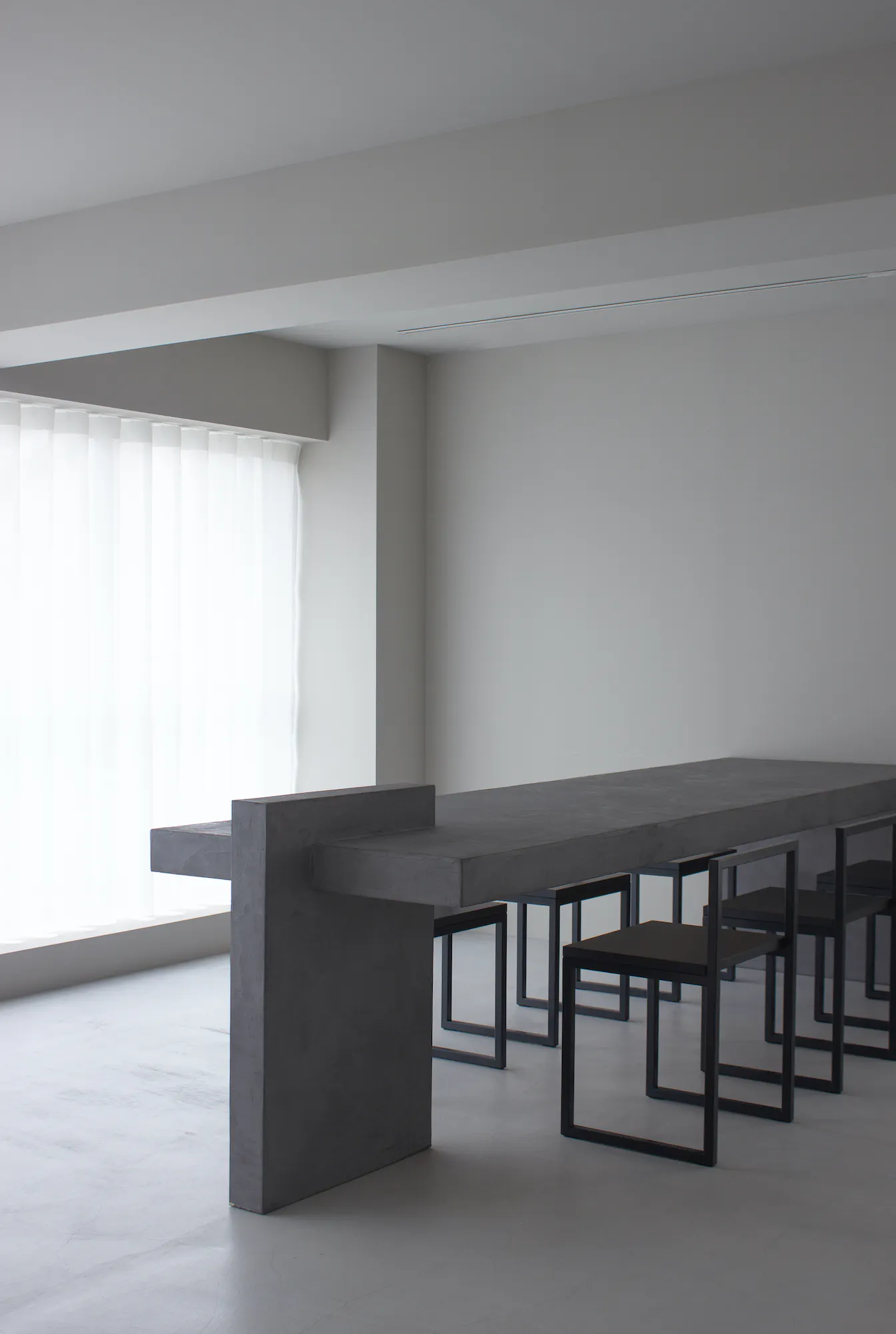 【祐天寺駅5分/2F】アパレル展示会に最適な明るいトーンのスムースモルタルの床と淡いグレーの壁 大きなダイニングテーブルが印象的な撮影スタジオ