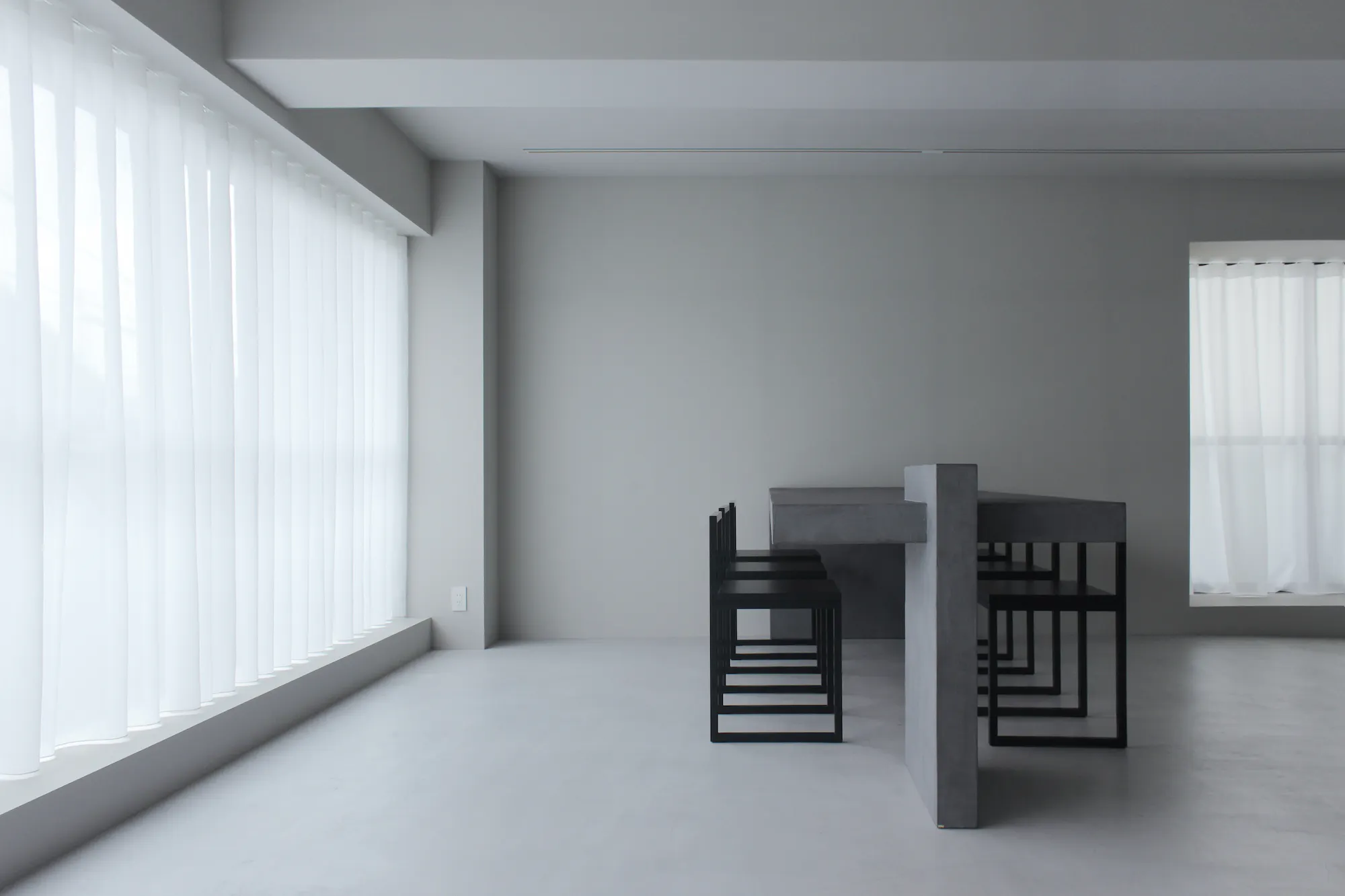 【祐天寺駅5分/2F】アパレル展示会に最適な明るいトーンのスムースモルタルの床と淡いグレーの壁 大きなダイニングテーブルが印象的な撮影スタジオ