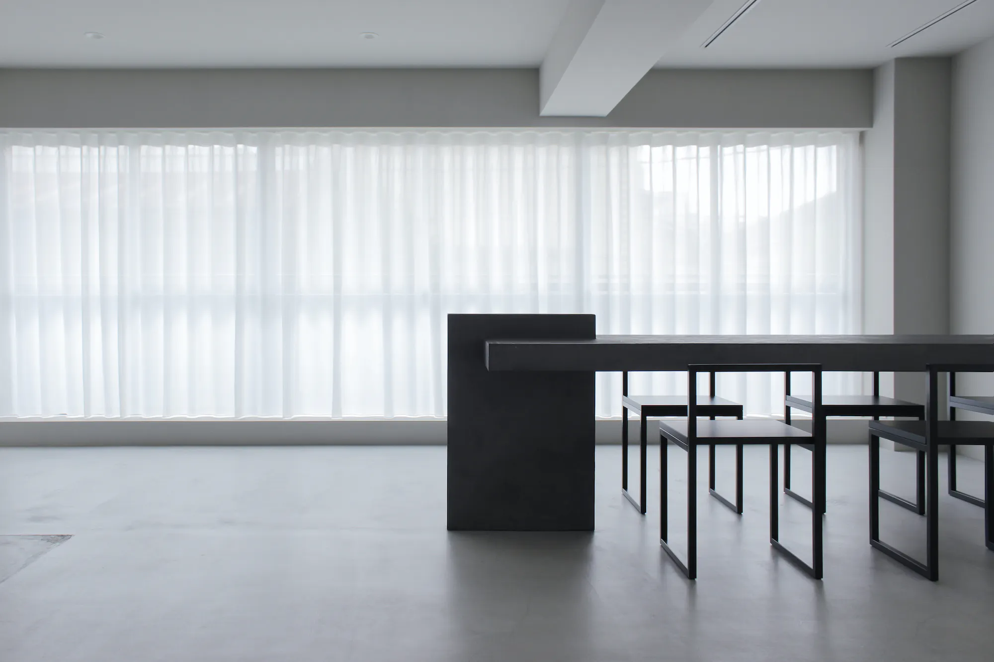 【祐天寺駅5分/2F】アパレル展示会に最適な明るいトーンのスムースモルタルの床と淡いグレーの壁 大きなダイニングテーブルが印象的な撮影スタジオ