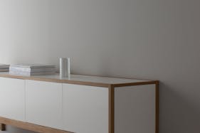 【祐天寺駅5分/2F】アパレル展示会に最適な明るいトーンのスムースモルタルの床と淡いグレーの壁 大きなダイニングテーブルが印象的な撮影スタジオ