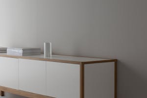 【祐天寺駅5分/2F】アパレル展示会に最適な明るいトーンのスムースモルタルの床と淡いグレーの壁 大きなダイニングテーブルが印象的な撮影スタジオ