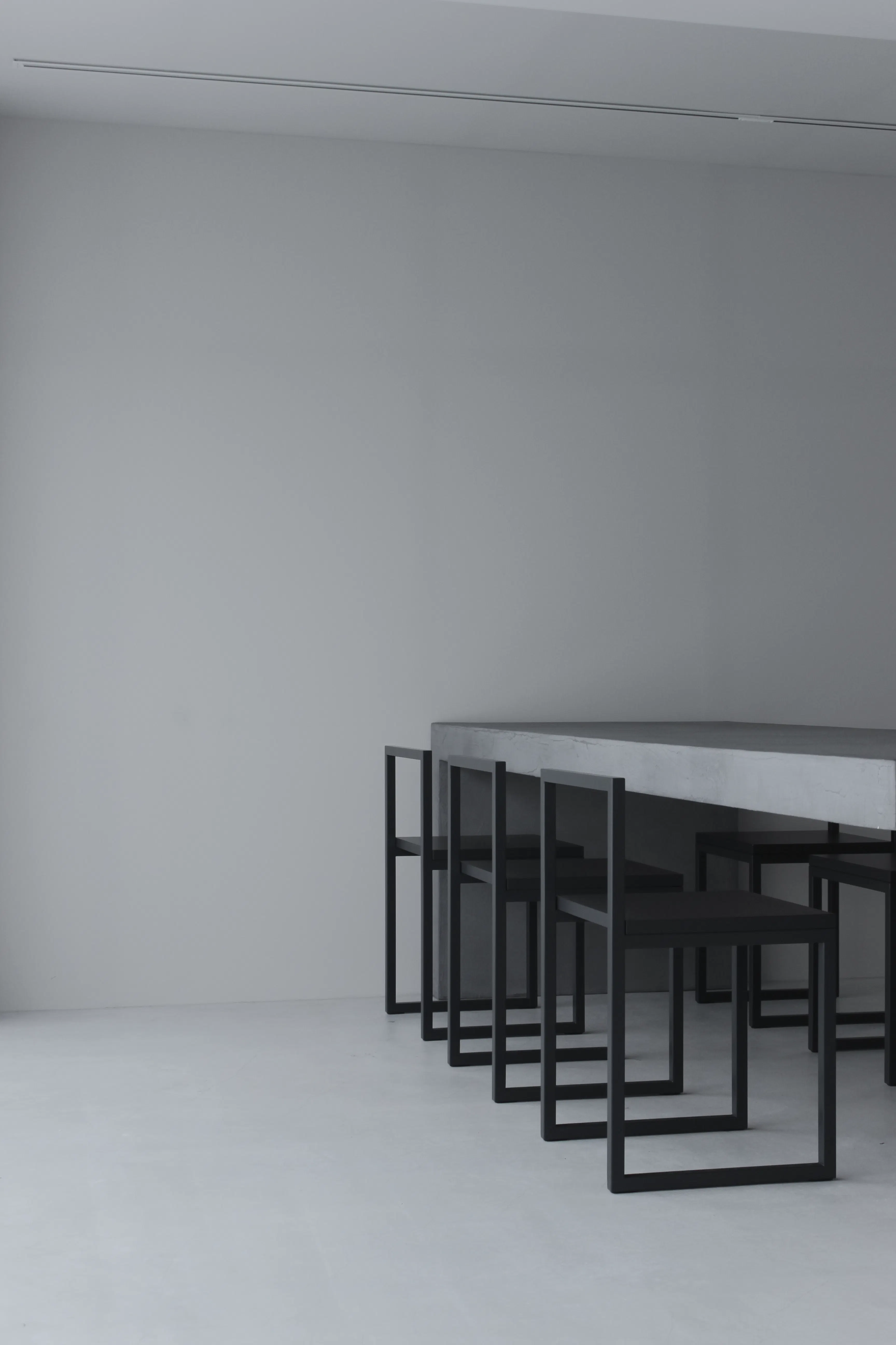 【祐天寺駅5分/2F】アパレル展示会に最適な明るいトーンのスムースモルタルの床と淡いグレーの壁 大きなダイニングテーブルが印象的な撮影スタジオ