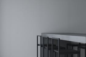 【祐天寺駅5分/2F】アパレル展示会に最適な明るいトーンのスムースモルタルの床と淡いグレーの壁 大きなダイニングテーブルが印象的な撮影スタジオ