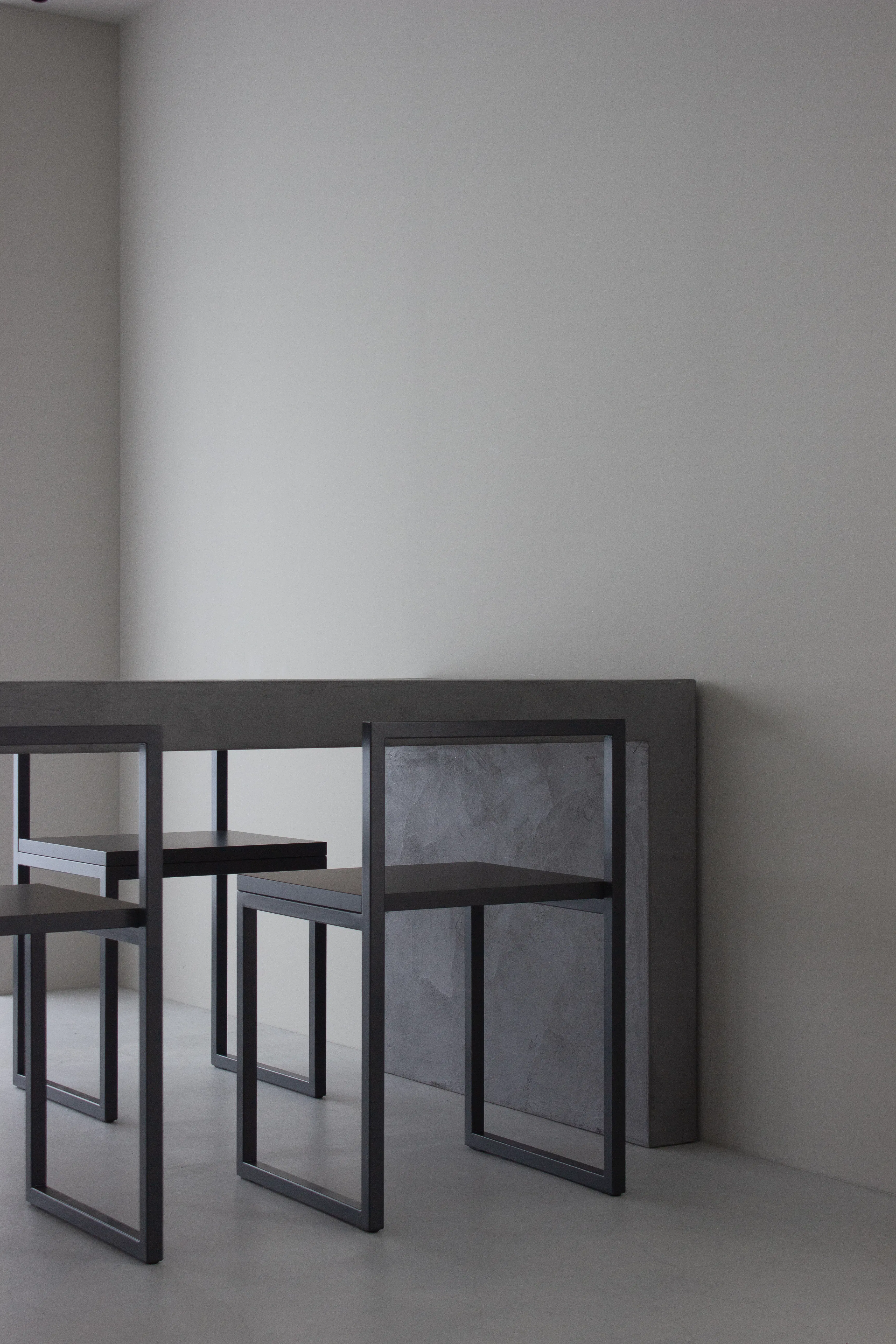 【祐天寺駅5分/2F】アパレル展示会に最適な明るいトーンのスムースモルタルの床と淡いグレーの壁 大きなダイニングテーブルが印象的な撮影スタジオ