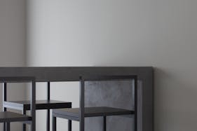 【祐天寺駅5分/2F】アパレル展示会に最適な明るいトーンのスムースモルタルの床と淡いグレーの壁 大きなダイニングテーブルが印象的な撮影スタジオ