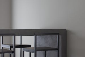 【祐天寺駅5分/2F】アパレル展示会に最適な明るいトーンのスムースモルタルの床と淡いグレーの壁 大きなダイニングテーブルが印象的な撮影スタジオ