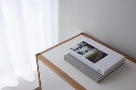 【祐天寺駅5分/2F】アパレル展示会に最適な明るいトーンのスムースモルタルの床と淡いグレーの壁 大きなダイニングテーブルが印象的な撮影スタジオ